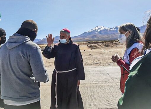 Monseñor Isauro Covili Linfati, OFM, visitó albergue en Colchane