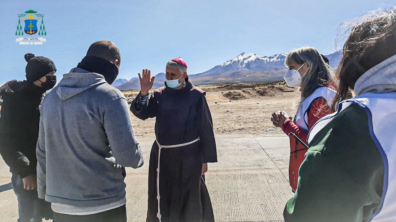 Monseñor Isauro Covili Linfati, OFM, visitó albergue en Colchane